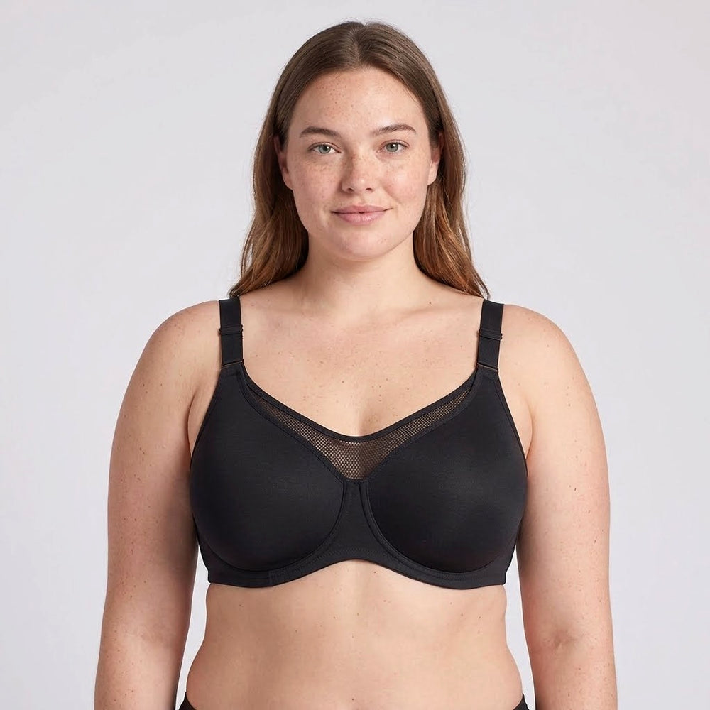 Lovelle Grace minimizer-BH i svart med hög nätpanel mitt fram, på modell